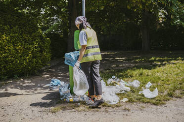 Junge Umweltschützerin wirft Plastikmüll in den Mülleimer - MASF27328