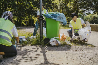 Freiwillige Umweltschützerinnen und Umweltschützer bei der Reinigung von Plastik im Park - MASF27331