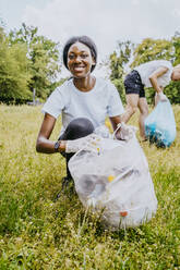 Porträt einer freiwilligen Helferin bei der Reinigung eines Parks - MASF27346