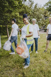 Umweltschützerinnen und Umweltschützer sammeln Plastikmüll im Park ein - MASF27356