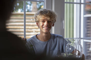 Porträt eines lächelnden blonden Jungen zu Hause - MASF27509