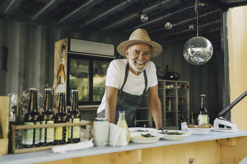 Glücklicher älterer männlicher Unternehmer im Food Truck - MASF27814