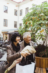Älterer Mann und Frau erkunden am Wochenende die Stadt - MASF27846