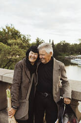 Lächelndes älteres Paar an der Brücke am Wochenende - MASF27889