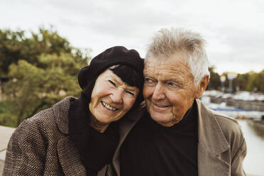 Porträt einer lächelnden älteren Frau mit Mann im Urlaub - MASF27890