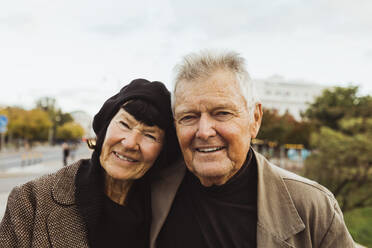 Porträt eines glücklichen älteren Paares am Wochenende - MASF27892