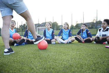 UK, Frauenfußballmannschaft (10-11, 12-13) beim Training auf dem Feld - ISF25498