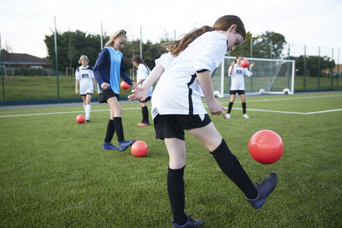 UK, Mädchenfußballmannschaft (10-11, 12-13) beim Training auf dem Feld - ISF25502
