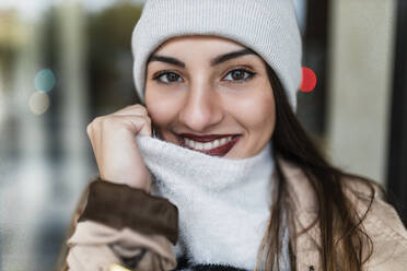 Lächelnde junge Frau mit Pullover - JRVF02278