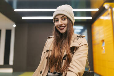 Lächelnde junge Frau mit langen braunen Haaren - JRVF02301