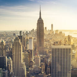 Das Empire State Building erhebt sich über der Skyline von Manhattan. - MINF16467