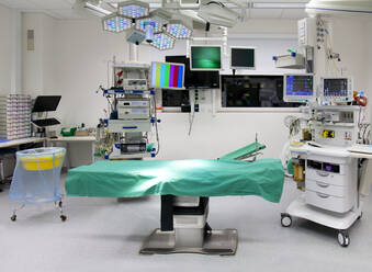 Moderner, gut ausgestatteter Operationssaal in einem neuen Krankenhaus. - MINF16469