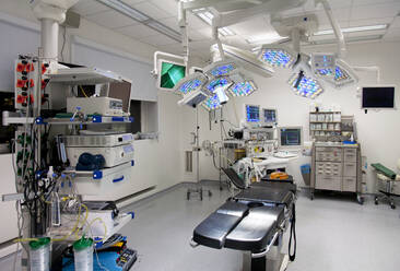 Moderner, gut ausgestatteter Operationssaal in einem neuen Krankenhaus. - MINF16470