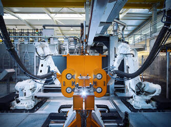 Roboterarme in einer modernen Fabrik - CVF01753