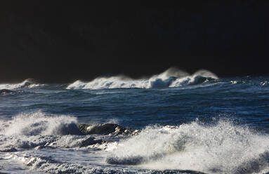 Plätschernde Wellen vor der Küste der Insel Sao Miguel - WWF05868