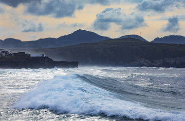 Plätschernde Welle vor der Küste der Insel Sao Miguel - WWF05870