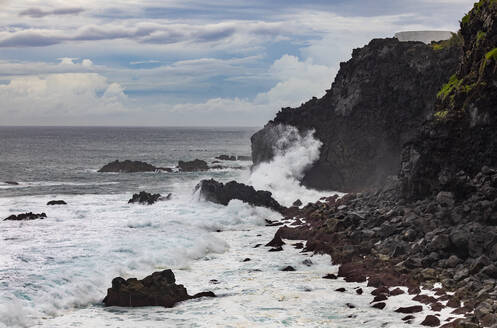 Wellen plätschern gegen die felsige Küste der Insel Sao Miguel - WWF05871