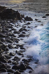 Wellen plätschern gegen die felsige Küste von Praia de Santa Barbara - WWF05873
