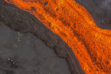 Luftaufnahme von oben, wie Lava den Vulkan Cumbre Vieja hinunterfließt, ein Vulkan während eines Ausbruchs in der Nähe der Stadt El Paraiso, Las Manchas, Insel La Palma, Kanarische Inseln, Spanien. - AAEF13576