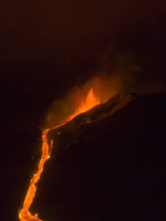 Luftaufnahme der Lava, die nachts den Vulkan Cumbre Vieja hinunterfließt, ein Vulkan während eines Ausbruchs in der Nähe der Stadt El Paraiso, Las Manchas, Insel La Palma, Kanarische Inseln, Spanien. - AAEF13579