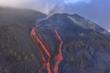 Luftaufnahme von oben, wie Lava den Vulkan Cumbre Vieja hinunterfließt, ein Vulkan während eines Ausbruchs in der Nähe der Stadt El Paraiso, Las Manchas, Insel La Palma, Kanarische Inseln, Spanien. - AAEF13583