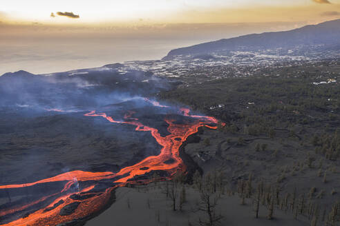 Luftaufnahme von oben, wie Lava den Vulkan Cumbre Vieja hinunterfließt, ein Vulkan während eines Ausbruchs in der Nähe der Stadt El Paraiso, Las Manchas, Insel La Palma, Kanarische Inseln, Spanien. - AAEF13587