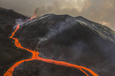 Luftaufnahme von oben, wie Lava den Vulkan Cumbre Vieja hinunterfließt, ein Vulkan während eines Ausbruchs in der Nähe der Stadt El Paraiso, Las Manchas, Insel La Palma, Kanarische Inseln, Spanien. - AAEF13595