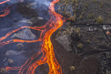 Luftaufnahme von oben, wie Lava den Vulkan Cumbre Vieja hinunterfließt, ein Vulkan während eines Ausbruchs in der Nähe der Stadt El Paraiso, Las Manchas, Insel La Palma, Kanarische Inseln, Spanien. - AAEF13598