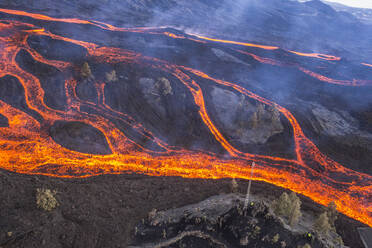 Luftaufnahme von oben, wie Lava den Vulkan Cumbre Vieja hinunterfließt, ein Vulkan während eines Ausbruchs in der Nähe der Stadt El Paraiso, Las Manchas, Insel La Palma, Kanarische Inseln, Spanien. - AAEF13599