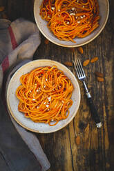 Studioaufnahme von zwei Schüsseln veganer Linguini mit Soße - LVF09179