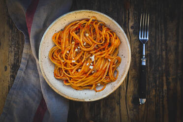 Studioaufnahme einer Schüssel mit veganen Linguini mit Soße - LVF09181