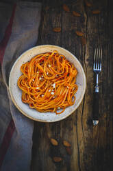 Studio shot of bowl of vegan linguini with sauce - LVF09182