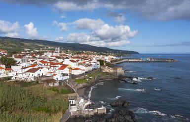 Portugal, Azoren, Vila Franca do Campo, Drohnenansicht der Stadt am Südrand der Insel Sao Miguel - WWF05883