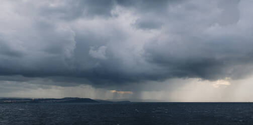 Panoramablick auf dicke Regenwolken - RAEF02453
