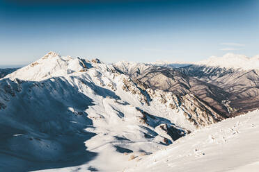Die schneebedeckten Gipfel des Aibga-Rückens - OMIF00250
