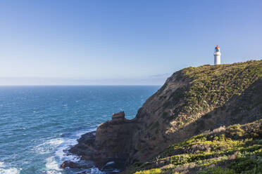 Australien, Victoria, Cape Schanck, Cape Schanck Leuchtturm am Rande einer Klippe stehend - FOF12325