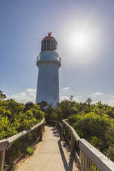 Australien, Victoria, Cape Schanck, Sonne scheint über Cape Schanck Leuchtturm - FOF12329