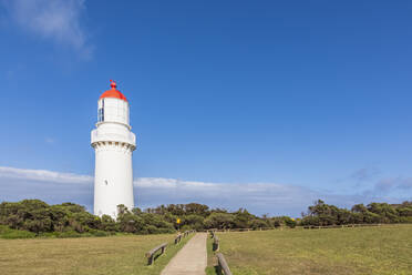 Australien, Victoria, Cape Schanck, Cape Schanck Leuchtturm gegen blauen Himmel stehend - FOF12330