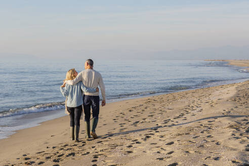 Paar mit Arm um einander spazieren am Strand - EIF02595