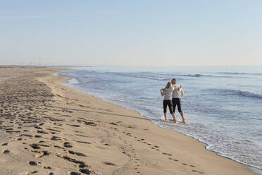 Paar genießt im Meer am Strand - EIF02608