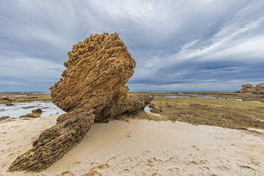 Bewölkter Himmel über einer Felsformation am Portsea Surf Beach - FOF12342