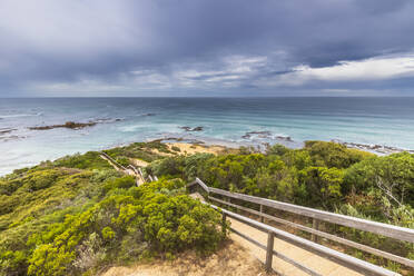 Klare Linie am Horizont über der Bass Strait vom Coppins Lookout aus gesehen - FOF12346