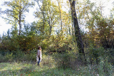 Junge Frau beim Trekking im Wald - EIF02677