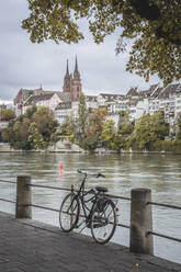 Schweiz, Basel-Stadt, Basel, Fahrrad an Geländer der Rheinuferpromenade gelehnt - KEBF02080