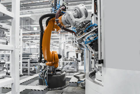 Oranger Roboterarm in automatisierter Fabrik - DIGF17129