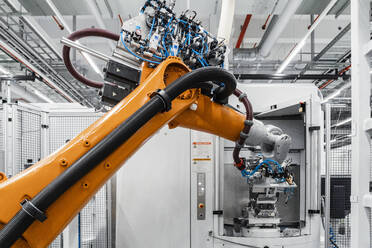 Oranger Roboterarm in der Elektroindustrie - DIGF17130