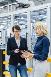 Geschäftsfrauen mit Tablet-PC in der automatisierten Industrie - DIGF17239