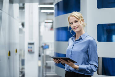 Geschäftsfrau mit Tablet-PC in der Industrie - DIGF17322