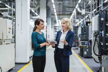 Geschäftsfrauen diskutieren in der Elektroindustrie - DIGF17348