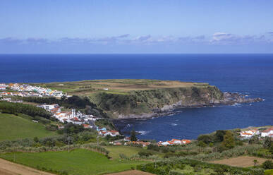 Portugal, Azoren, Porto Formoso, Luftaufnahme der Küstenstadt auf der Insel Sao Miguel mit klarer Horizontlinie über dem Atlantischen Ozean im Hintergrund - WWF05888